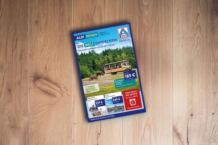Titel des ALDI Reisemagazins Nord Juli 2026 auf einem Holztisch