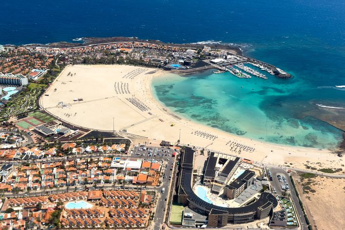 Drohnenblick über Fuerteventuras Küste, Strand trifft auf Stadt