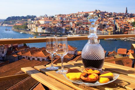 Wein und Gebäck in Porto