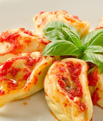 Sardische Pasta mit Tomatensauce und Basilikum