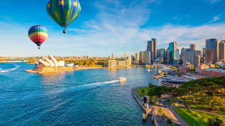 Heißluftballons fliegen über Sydney, Australien
