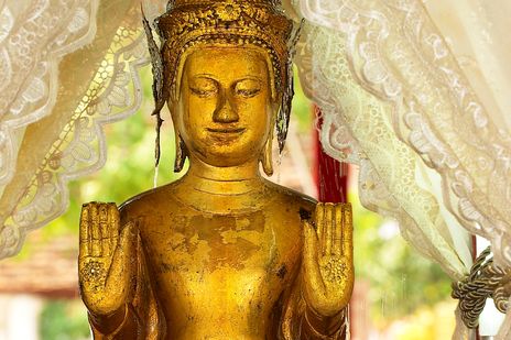Goldene Buddha-Statue in einem laotischen Tempel als spirituelles Wahrzeichen