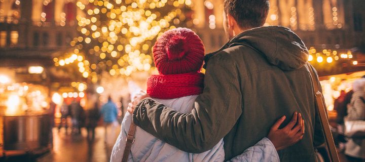 Ein Paar schlendert über den Weihnachtsmarkt