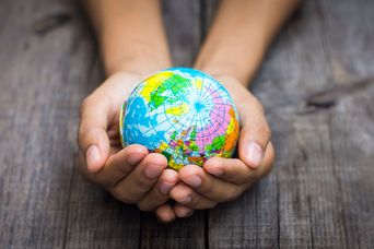 Frau spaziert durch die blauen Gassen von Chefchaouen in Marokko