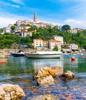 Blick auf die Stadt Vrbnik auf der Insel Krk mit Booten im Vordergrund