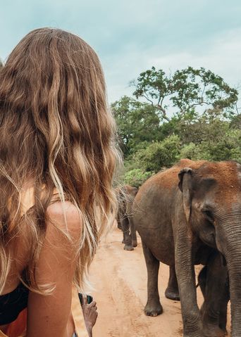 Frau auf Safari in Afrika