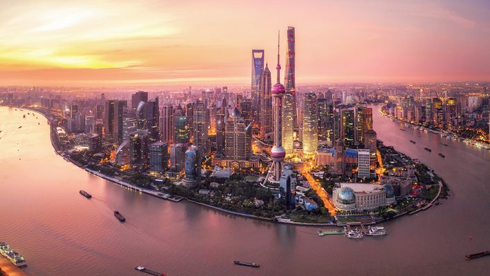 Blick auf die Stadt Shanghai in China mit rosa Himmel bei Sonnenuntergang