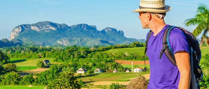 Wanderer im Vinales Tal auf Kuba