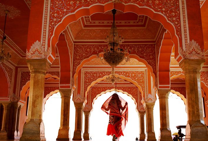 Frau im roten Kleid im Palast der Winde in Jaipur
