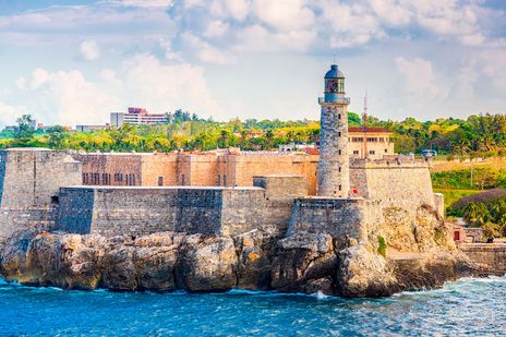 Blick auf die Festung El Morro in Havanna mit Leuchtturm direkt am Meer