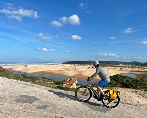 Radeln entlang der Küste zwischen Klippen und Stränden-0