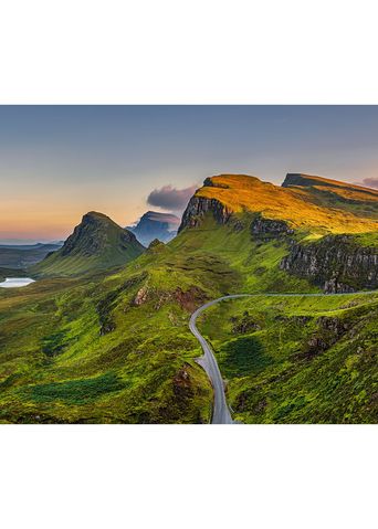 Weite Landschaft in den schottischen Highlands mit Hügeln und Tälern