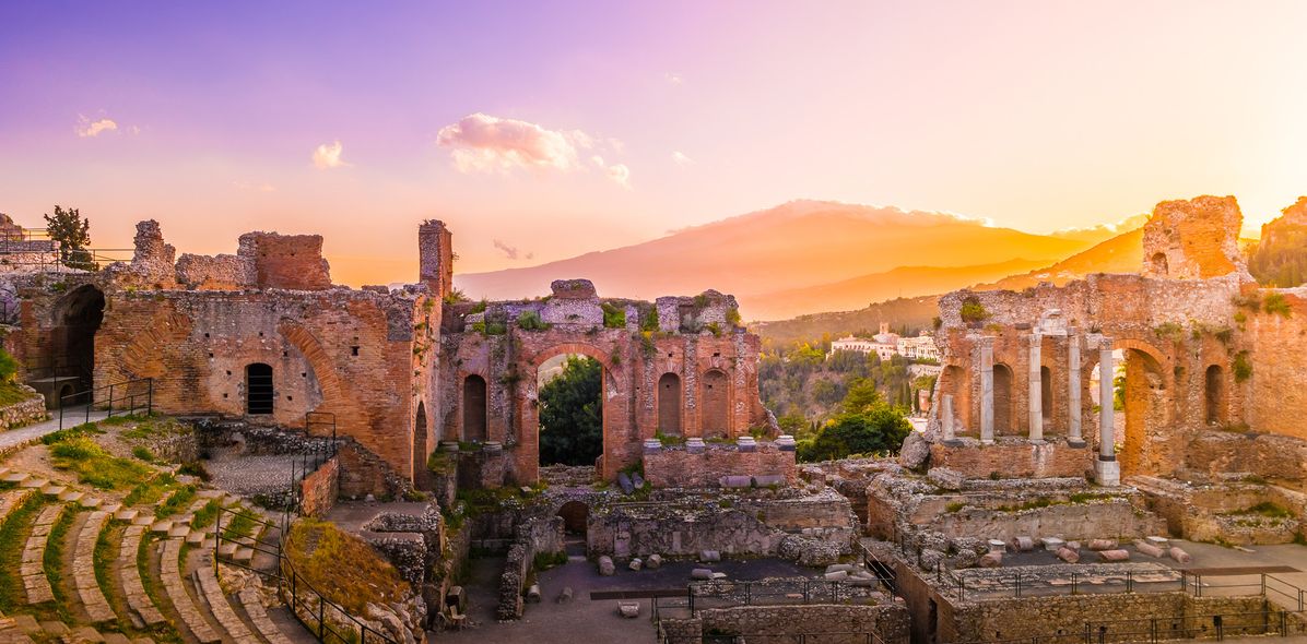 Antikes Theater von Taormina bei Sonnenuntergang