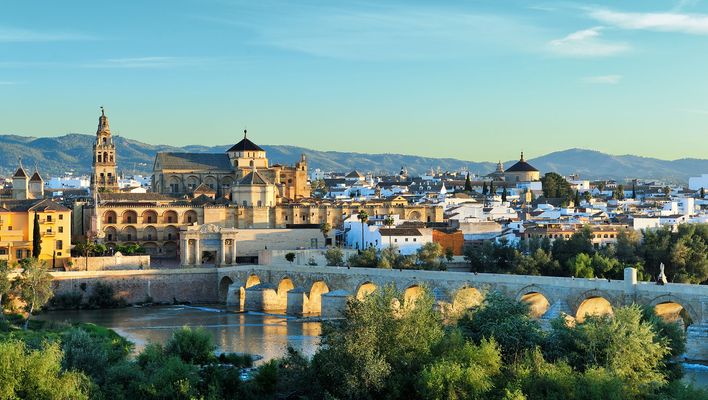 Panoramablick auf Córdoba mit der Mezquita-Kathedrale und der römischen Brücke über dem Guadalquivir