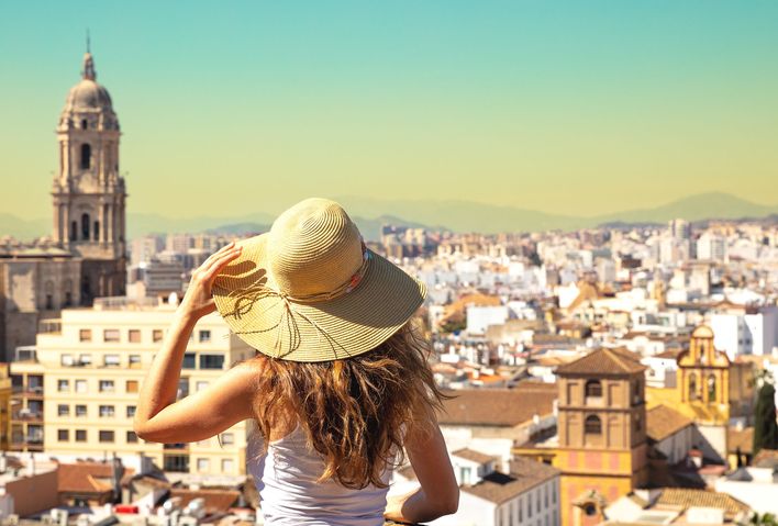 Frau vor der Kulisse von Malaga in Andalusien