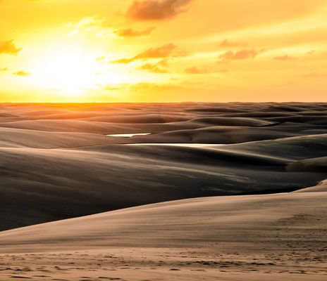 Sonnenuntergang über den Sanddünen und Lagunen im Nationalpark Lençóis Maranhenses