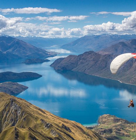 Wanaka Landschaft mit Gleitschirm 