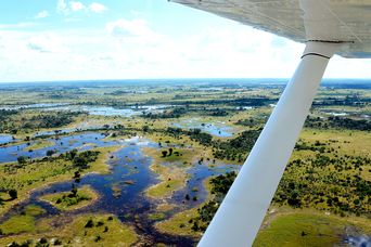 Blick aus dem Flugzeug auf das Okavango Delta in Botswana