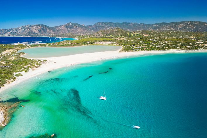 Luftaufnahme von Villasimius mit Bucht und türkisfarbenem Wasser