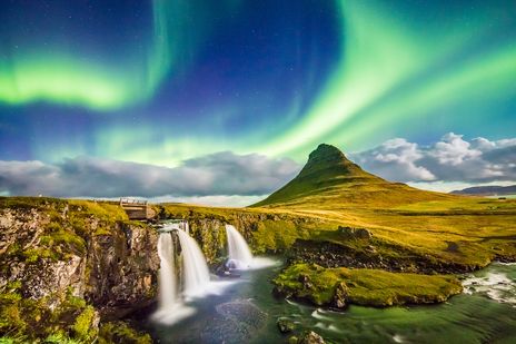 Berg Kirkjufell mit Polarlichtern 