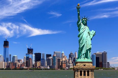 Blick auf die Skyline von New York mit der Freiheitsstatue