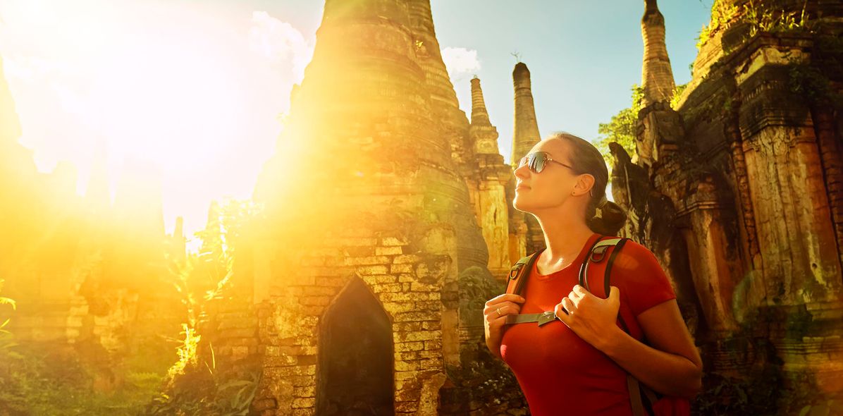 Junge Frau entdeckt antike Pagoden und Tempel in Myanmar während des Sonnenuntergangs