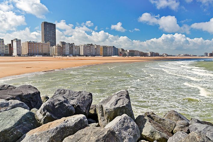 Wellen am Strand von Ostende an der belgischen Nordseeküste