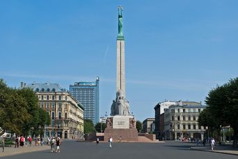 Frontaler Bild auf das Freiheitsdenkmal in Riga in Lettland