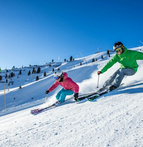 Skifahrer Abfahrt in Zillertal