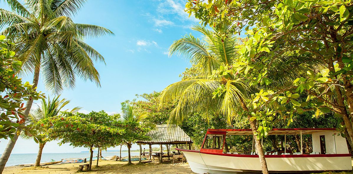 Strand mit Boot in Costa Rica