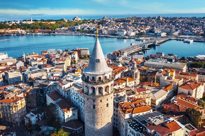 Luftaufnahme des Galataturms mit umliegenden Dächern, Straßen und Bosporus