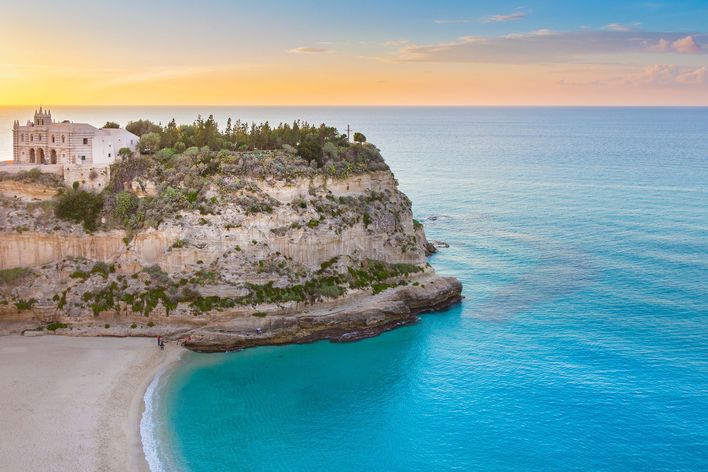 Santa Maria dell’Isola auf einem Felsen über dem Strand von Tropea bei klarem Wasser