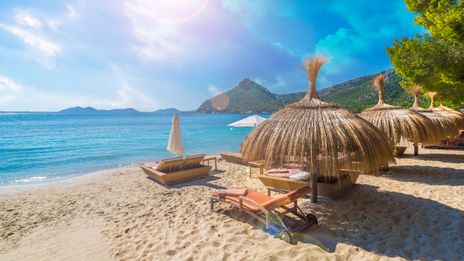 Sonnenliegen am Strand von Mallorca