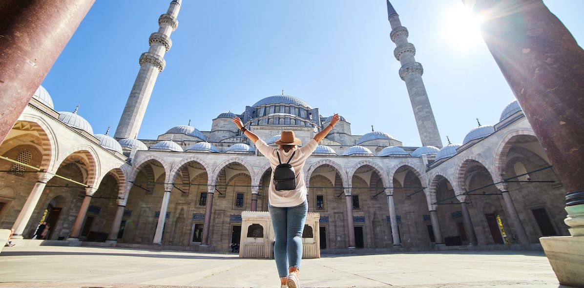 Frau vor Moschee in Istanbul