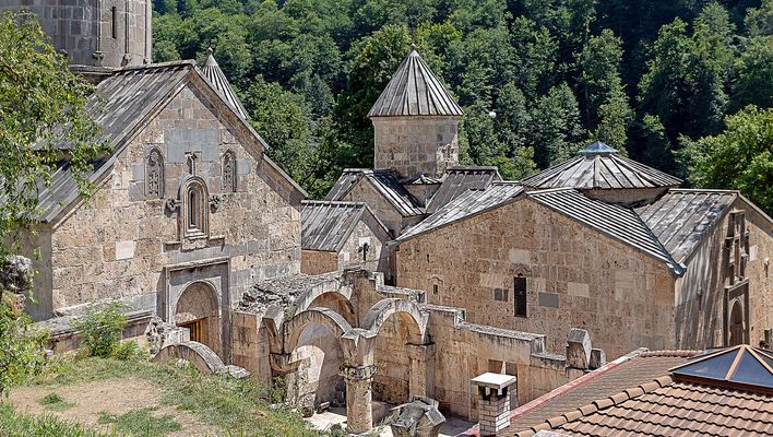 Historisches Kloster Haghartsin umgeben von Wald