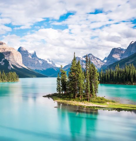 Landschaft mit See, Bergen und Wald im Jasper Nationalpark in Kanada