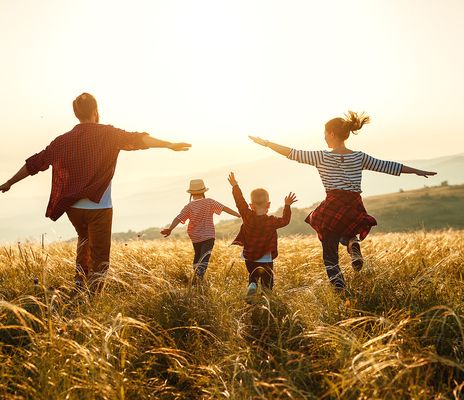 Familie tanzt auf Feld