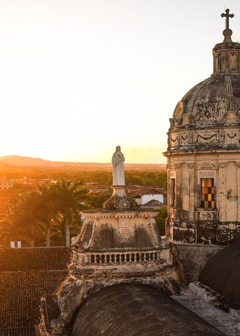 Blick auf den Sonnenuntergang von den Dächern Granadas