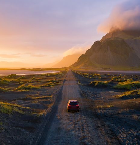 Mietwagen auf Straße in Island