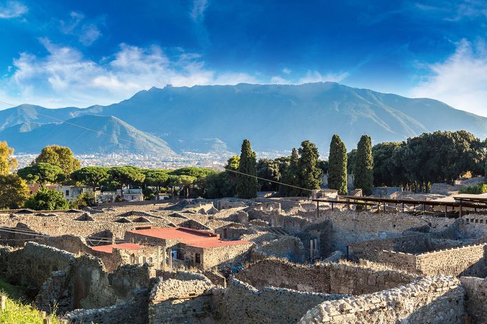 Aussicht über die historische Stadt Pompeji, mit dem Vulkan Vesuv im Hintergrund 