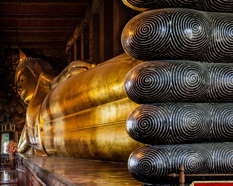 Goldene Tempel, grüne Hügel, glitzerndes Meer