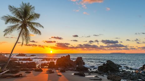 Malerischer Sonnenuntergang am Strand im Corcovado-Nationalpark
