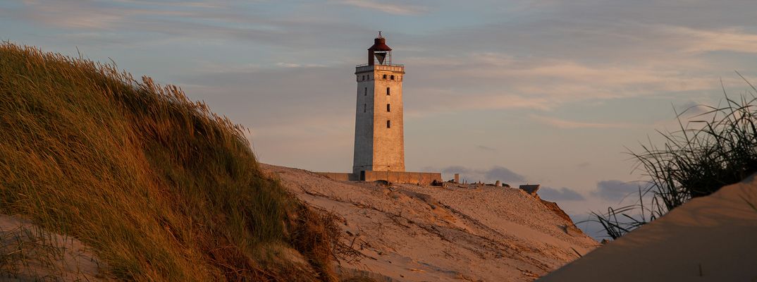 Leuchtturm Rubjerg Knude an der Steilküste in Dänemark