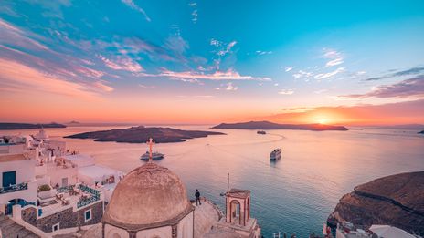 Kreuzfahrtschiffe in der Bucht vor Santorini bei Sonnenuntergang