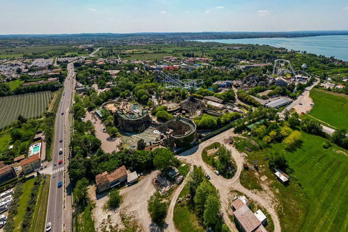 Luftaufnahme des Gardaland Freizeitparks am Gardasee mit Fahrgeschäften und Blick über die Landschaft