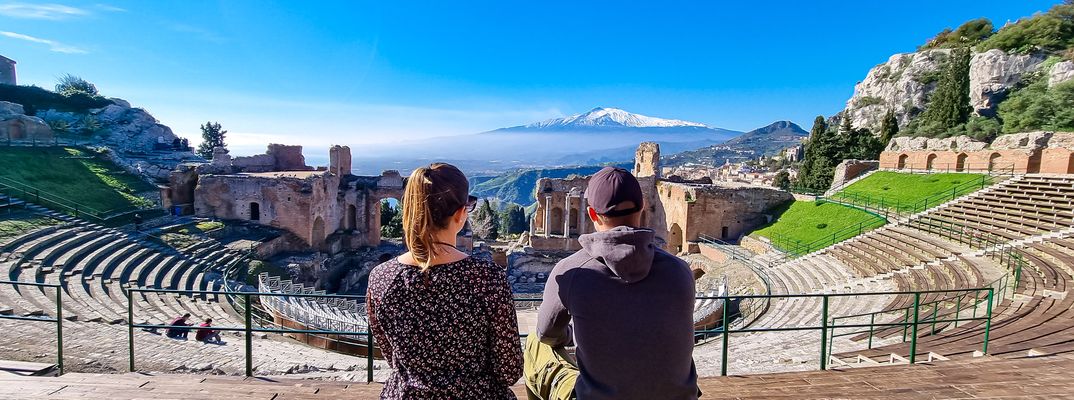 Paar im Theater in Taormina