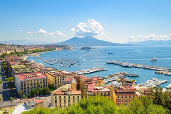 Panoramablick von Neapel aus über die Küste, den Hafen und das Meer auf den Vesuv in Neapel, Italien
