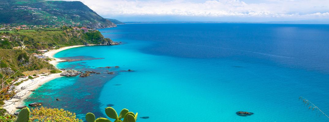 Blick auf Capo Vaticano mit weißen Stränden und leuchtend türkisfarbenem Meer