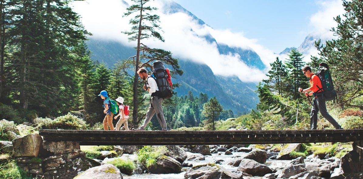 Familie beim Wandern in den Bergen