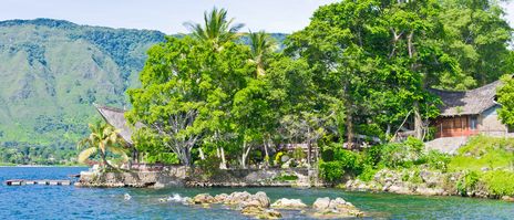 Tropische Landschaft am Ufer auf Sumatra, Indonesien